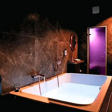 Mademoiselle Hotel *